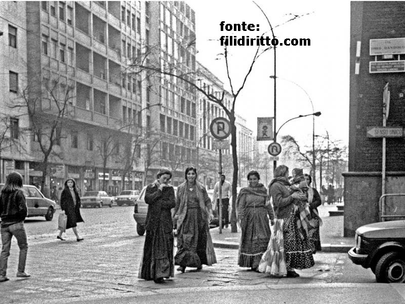 Corso di Porta Vittoria, immagine databile tra la fine degli anni '80, primissimi '90 del 1900. Donne di etnia Rom lungo Corso di Porta Vittoria (all'epoca identificati come "zingari") 