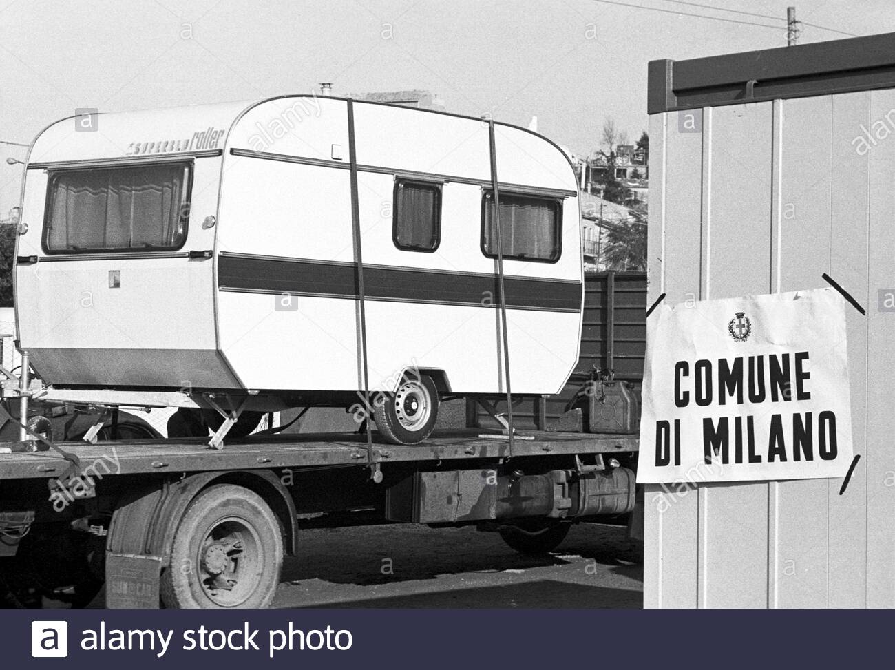 Presumibilmente Avellino o provincia della medesima. Campi di accoglienza terremotati del sisma Novembre 1980 dell'Irpinia, contanier e roulotte fornite dal Comune di Milano.