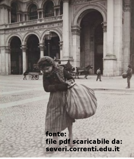 Piazza del Duomo, lato Portici Settentrionali, Galleria Vittorio Emanuele II° (dal1900-1926 circa) ragazze minorenni intente nella riconsegna dei panni lavati nei Navigli di Milano. 