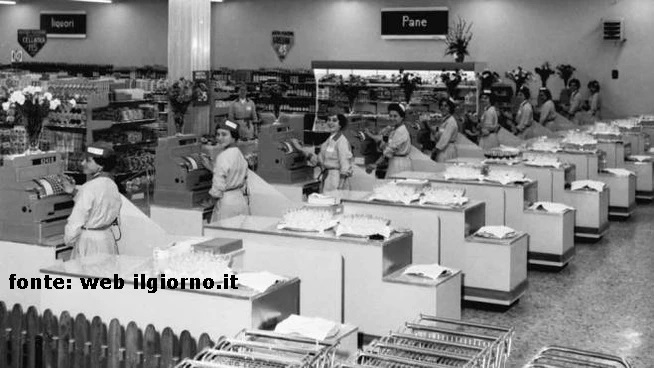 Milano, anni '60, interno di un supermercato.
