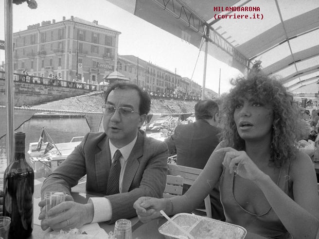 Darsena 1985. Ex sindaco Carlo Tognoli (mandato 1976-86) con Loredana Bertè. (fonte immagine: web corriere.it)