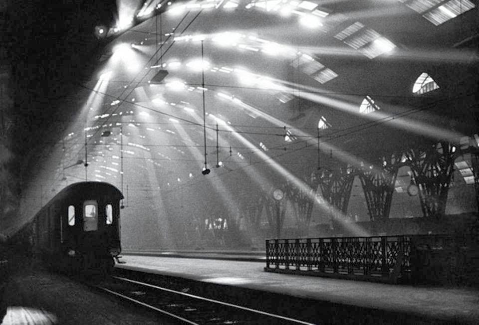 Milano Stazione Centrale 1955 (Foto di Pepi Mendrisio) Piu' che una foto un'opera d'arte.