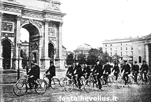 Piazza Sempione Arco della Pace, 1908, Corpo Vigili Urbani in bicicletta.