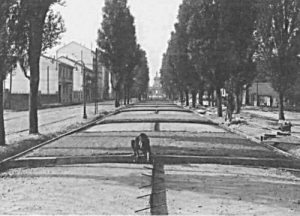 Viale Certosa anni 20, posa lastre in calcestruzzo (da storiadimilano.it)