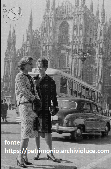 Piazza del Duomo 1960 circa. Vicinanze set cinematografico "Rocco e i suoi fratelli". Annie Girardot e Claudia Cardinale.