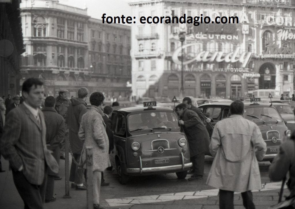 Piazza del Duomo, 1962, lato Portici Meridionali-Arengario, vettura TAXI FIAT Multipla.