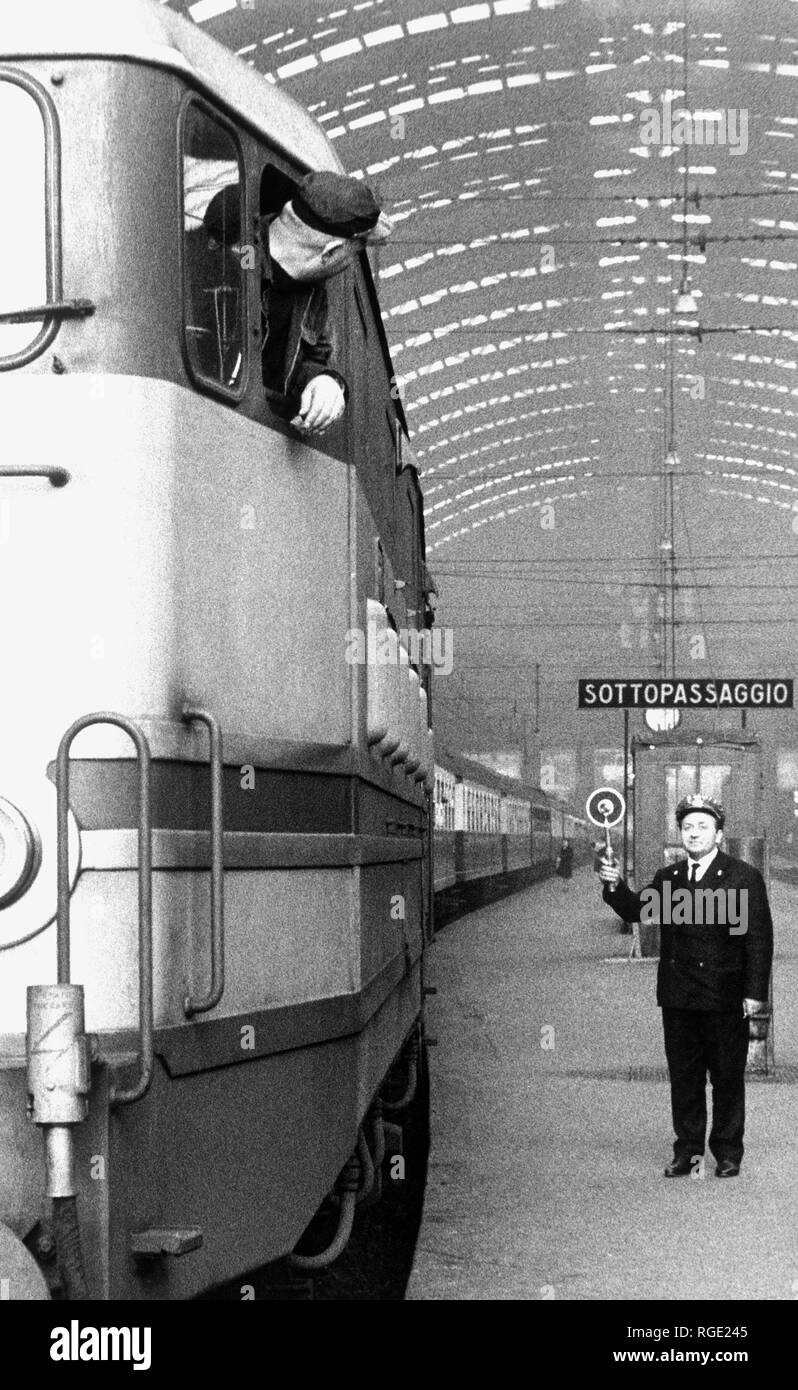 Causa sabotaggi "home.html" della pagina web Milanobarona non è più possibile inserire link di collegamento ad immagini vintage, motivo per il quale questa immagine viene postata da download del sito indicato nei "watemark". Stazione Centrale nel 1964.