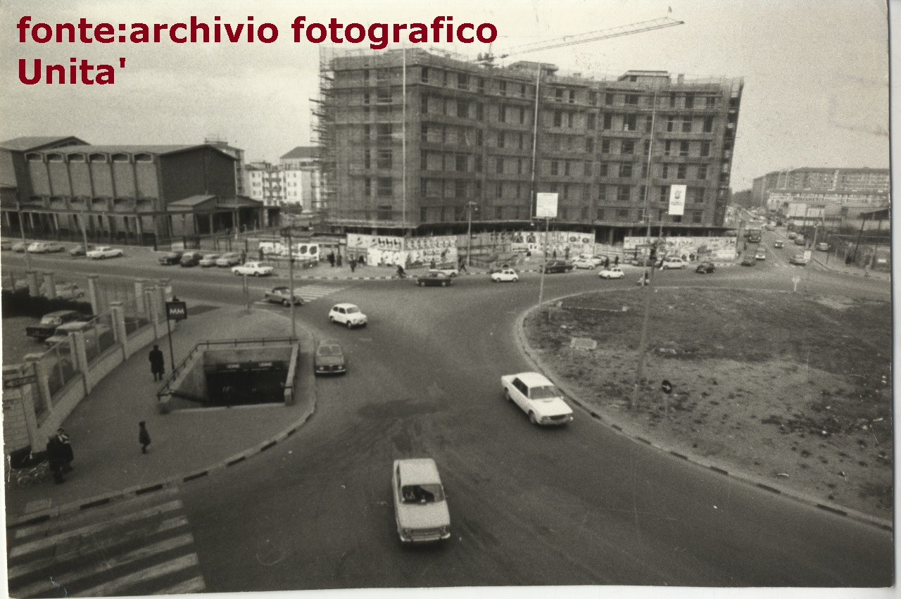Feltre-Rottole-Casoretto. Piazza Udine (nella toponomastica c'e' l'errore di chiamare una piccola piazza circolare come Piazzale al posto di Piazza) intorno al 1970.