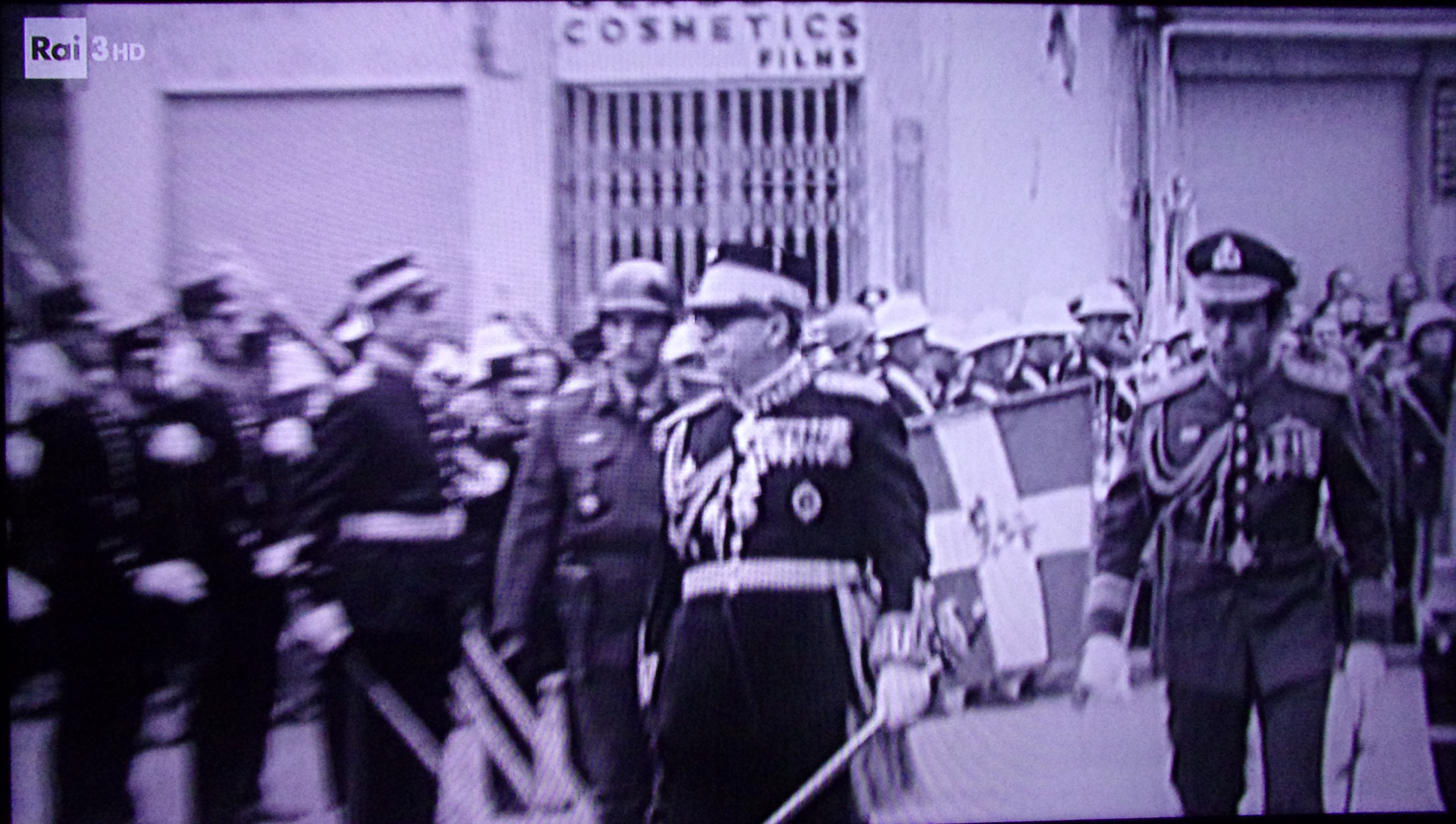 Santiago del Cile, parate dittatoriali del generale delle forze armate e dello Stato militare di Augusto Pinochet lungo le vie di Santiago (primi anni 70 del 900): Fonte RAI