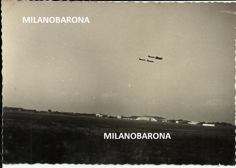 Taliedo-Linate, 1956 circa, manifestazione "fieristica" dell'Esercito Italiano nell'uso di aerei "caccia bombardieri". Fonte immagine proprietaria.